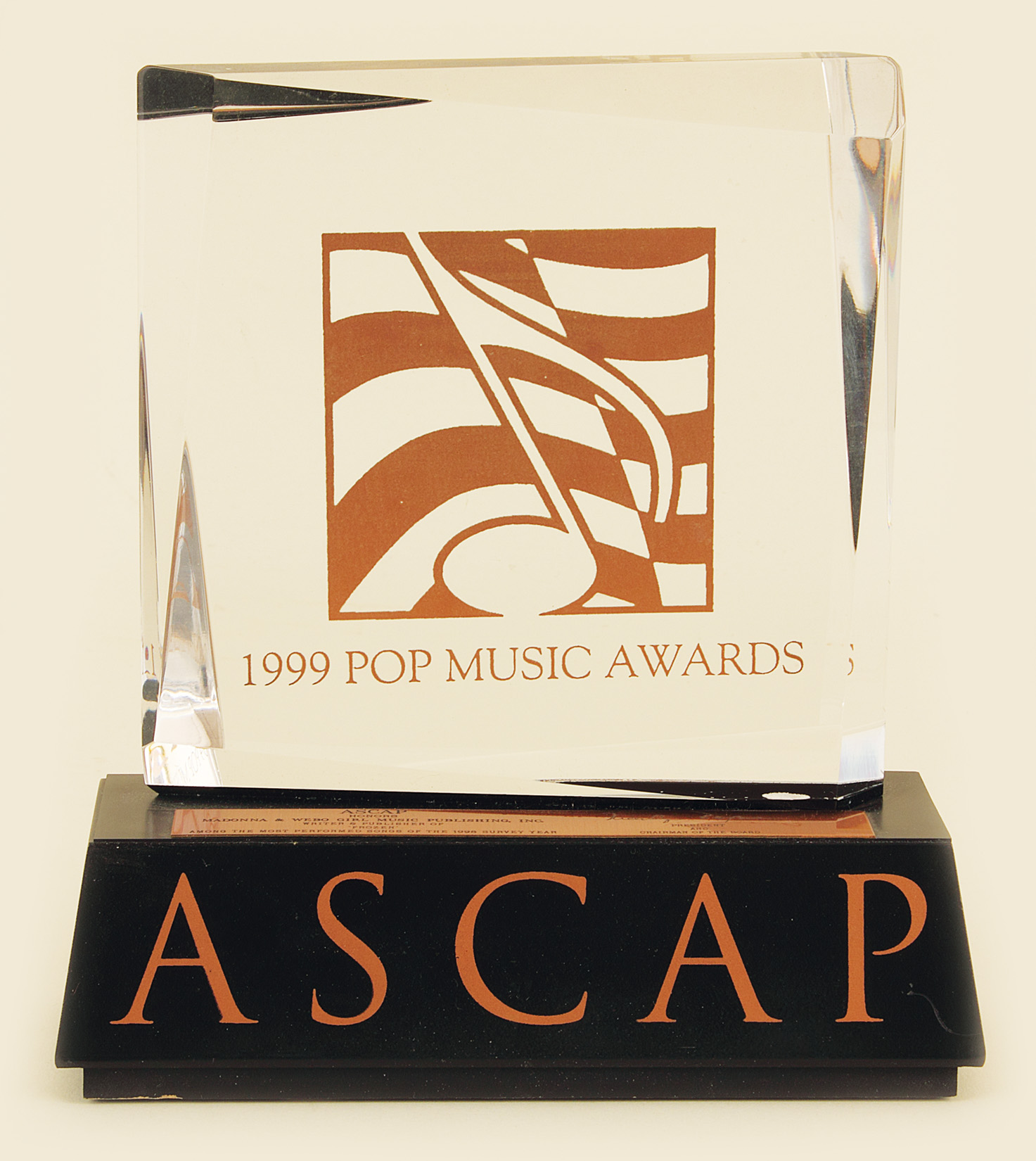 Поп мьюзик. ASCAP/PRS Awards 1999. ASCAP/PRS Awards 1999 цхер. ASCAP/PRS Awards 1999 cher. Maverick records Madonna logo