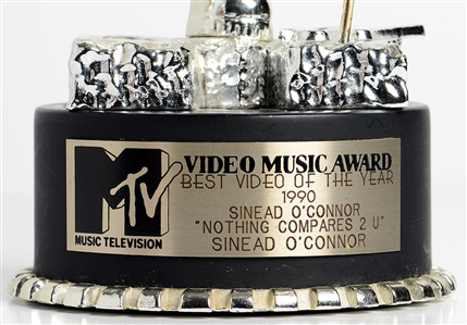 Sinead O'Connor “Nothing Compares 2 U” 1990 Best Video of the Year MTV Award Presented to Sinead O'Connor