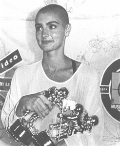 Sinead O'Connor “Nothing Compares 2 U” 1990 Best Video of the Year MTV Award Presented to Sinead O'Connor