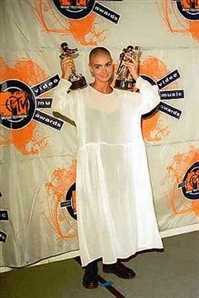 Sinead O'Connor “Nothing Compares 2 U” 1990 Best Video of the Year MTV Award Presented to Sinead O'Connor